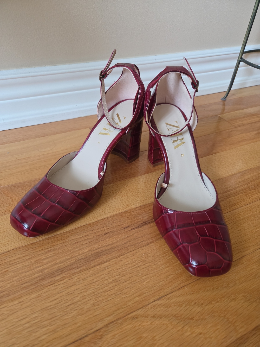 Zara  Deep  Red Croc-Embossed Block Heel Pump with Ankle Strap .new without tags - Picture 2 of 11
